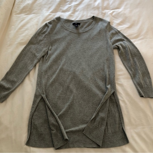 ⭐️2/$20⭐️ GAP gray lightweight sweater with side slit detail. size S - Picture 5 of 9